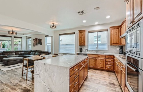 Roseville House | Luxury 3bd/2ba Roseville Home Hot Tub & Game Room