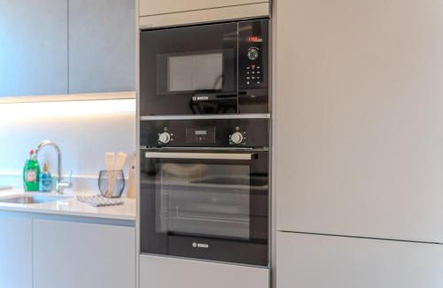 Barnhill Apartment | Luxury 3BR Apt Sleeps 10, Wembley & Park Views