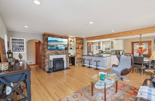 Indianapolis House | Luxury 3BR Contemporary Home - Central Location to Downtown, Arts, Events,