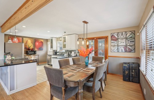 Indianapolis House | Luxury 3BR Contemporary Home - Central Location to Downtown, Arts, Events,