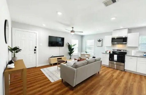 Northeast Houston House | Luxury 3BR Home Downtown Houston and near Airport