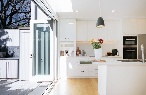 Darlinghurst House | Luxury 3BR home w rooftop + garden/BBQ + near CBD