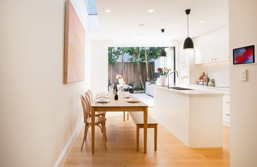 Darlinghurst House | Luxury 3BR home w rooftop + garden/BBQ + near CBD