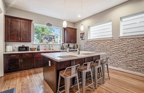 Riverside Terrace House | Luxury 3BRM, 3.5B House: Near Downtown, Medical Center & NRG Stadium