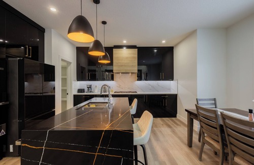 Southeast Edmonton House | Luxury 4 bedroom big house