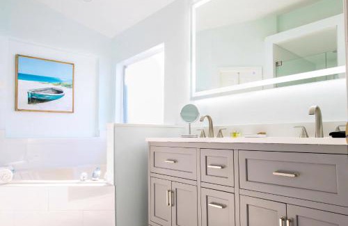 Lake Berkley Villa | Luxury 4 BR Home Lakeview Pool Arcade Room