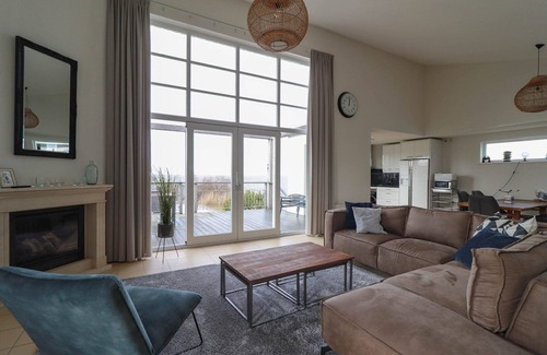 Makkum Cabin | Luxury 4-person beach villa with hot tub, whirlpool, and cozy fireplace at Beach Resort Makkum, right on the beach of the IJsselmeer.