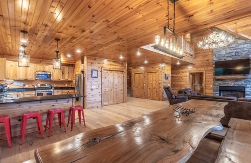 Waynesville Cabin | Luxury 4200 sqft Log Cabin on 50 Acres! Sleeps 16!