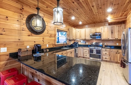 Waynesville Cabin | Luxury 4200 sqft Log Cabin on 50 Acres! Sleeps 16!