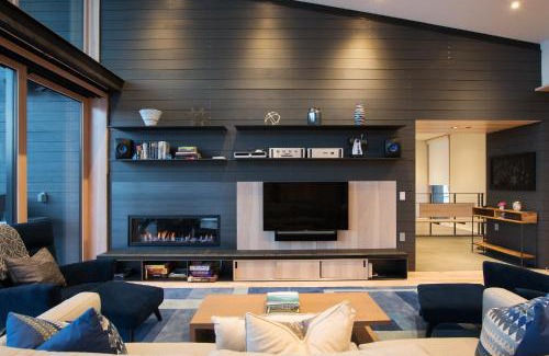 Truckee House | Luxury 4BD True Ski-In/Ski-Out Mid-Mountain Residence - Stellar Northstar