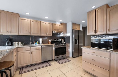 Tahoe Village House | Luxury 4BR | BBQ, Hot Tub & Lake Views | Sleeps 8