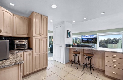 Tahoe Village House | Luxury 4BR | BBQ, Hot Tub & Lake Views | Sleeps 8