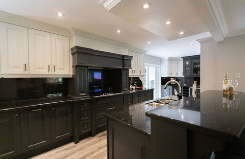 Caledon House | Luxury 4BR Stay with Swim Spa, Golf & Fireplaces