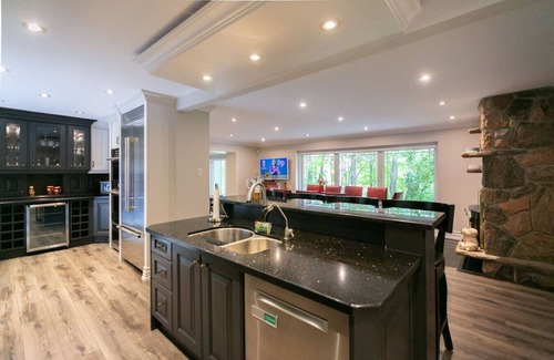 Caledon House | Luxury 4BR Stay with Swim Spa, Golf & Fireplaces