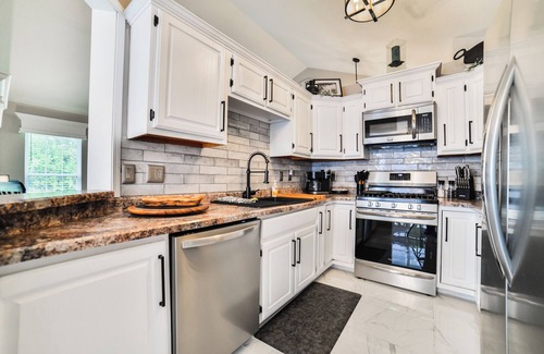 Jackson House | Luxury 4BR w/King Bed | Fast Wi-Fi | Private Yard