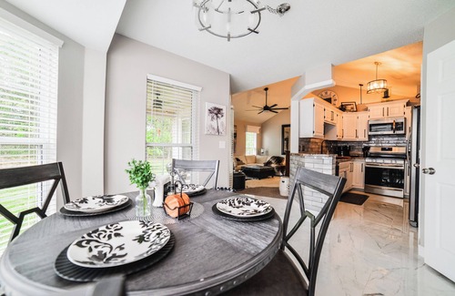 Jackson House | Luxury 4BR w/King Bed | Fast Wi-Fi | Private Yard