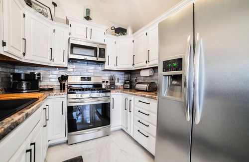 Jackson House | Luxury 4BR w/King Bed | Fast Wi-Fi | Private Yard