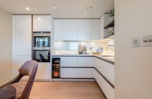 Paddington Apartment | Luxury 4th floor 2 bed with Balcony