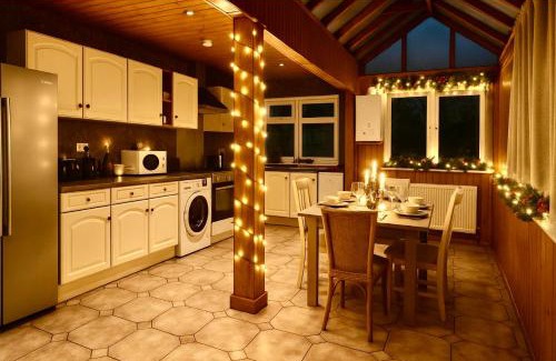 Heeley House | Luxury 5-Bed Home in Nicholson, Close to Sheffield City Centre, Jacuzzi, BBQ, Parking & Wi-Fi, Sleeps 10
