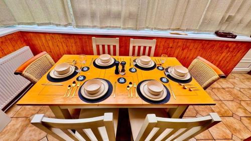 Heeley House | Luxury 5-Bed Home in Nicholson, Close to Sheffield City Centre, Jacuzzi, BBQ, Parking & Wi-Fi, Sleeps 10