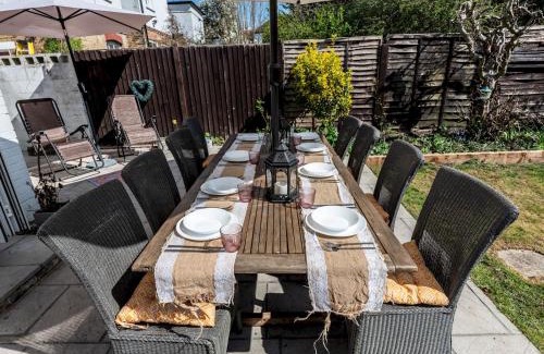 Eltham House | Luxury 5-Bed Home w Cinema Games Room Garden Pass the Keys