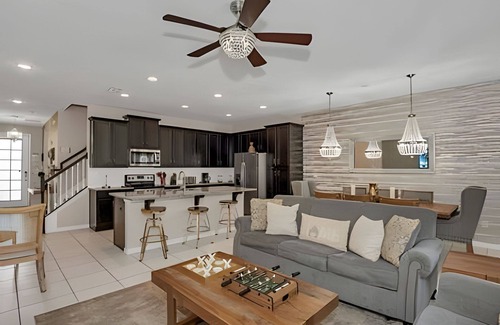 Four Corners House | Luxury 5-Bed home with Private Splash Pool