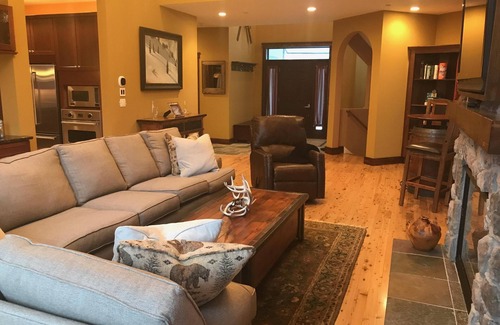 West Dover House | Luxury 5 Bedroom Ski-Home w/Private Hot Tub for your Vermont Escape @ Mount Snow