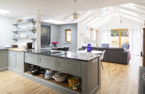 Camber House | Luxury 5 En-Suite Holiday House 2 minutes from beach. Dog friendly!