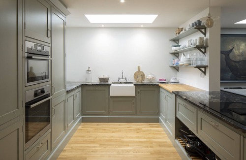 Camber House | Luxury 5 En-Suite Holiday House 2 minutes from beach. Dog friendly!