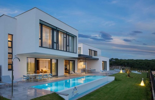 Bale Villa | Luxury 5-Star Spa Villa for Up to 12 Guests