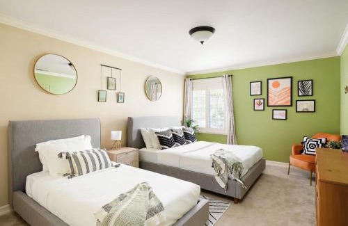 La Mesa House | Luxury 5br 3 5ba w Pool & Hot Tub