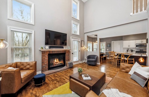 Fontana House | Luxury 5BR Home Near Geneva Lake | Walk to Beach, Dining & Downtown | Fire Pit & Chef’s Kitchen