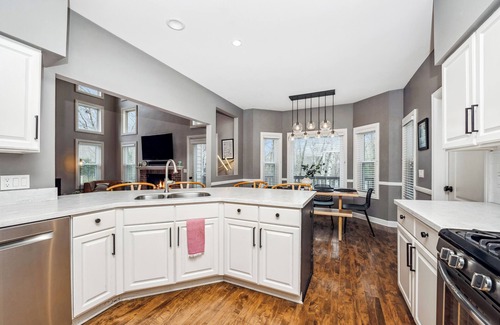 Fontana House | Luxury 5BR Home Near Geneva Lake | Walk to Beach, Dining & Downtown | Fire Pit & Chef’s Kitchen
