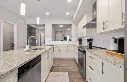 Northwest Calgary House | Luxury 5BR Sleeps 16 3 Kitchens + TVs in Rooms