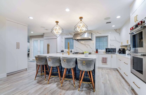 Old Bethpage House | Luxury 6BR House with Pool & Outdoor BBQ