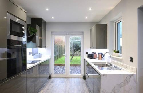 Southampton House | Luxury 8-bed 2 Bath Contractor Ready!