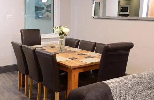 Southampton House | Luxury 8-bed 2 Bath Contractor Ready!