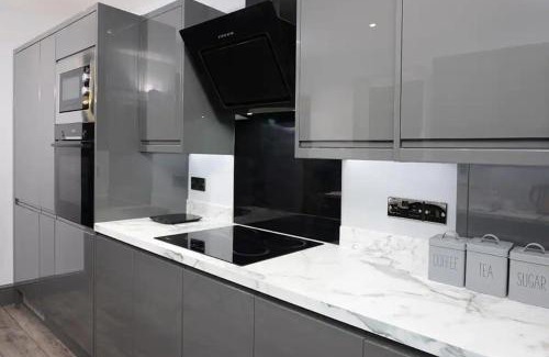 Southampton House | Luxury 8-bed 2 Bath Contractor Ready!