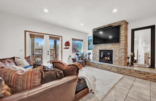Wolf Creek House | Luxury Alpine Escape - Pool and Hot Tub Access