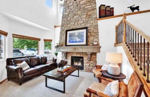 Wolf Creek House | Luxury Alpine Escape - Pool and Hot Tub Access