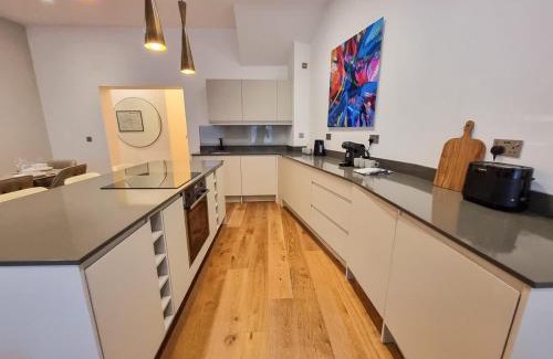 Trafford House | Luxury Altrincham Flat by City SuperHost