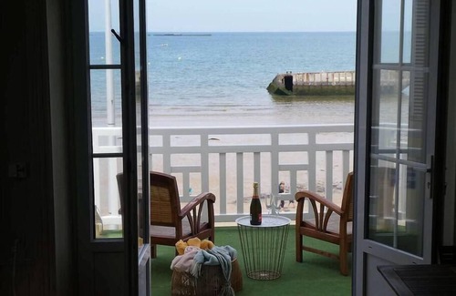 Arromanches-les-Bains Apartment | Luxury apartment - with terrace and sea view
