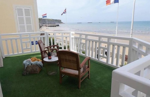Arromanches-les-Bains Apartment | Luxury apartment - with terrace and sea view