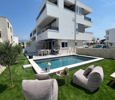 Zrce Apartment | Luxury apartment Black Pearl Beluga with private Pool and Jacuzzi
