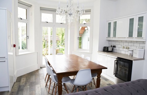 Shanklin Apartment | Luxury Apartment - Heated Outdoor Pool, Sleeps 8