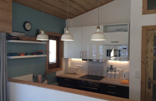 Morzine Apartment | Luxury Apartment Sleeps 6. 350 m to ski lifts & town. Great views, Highly rated.