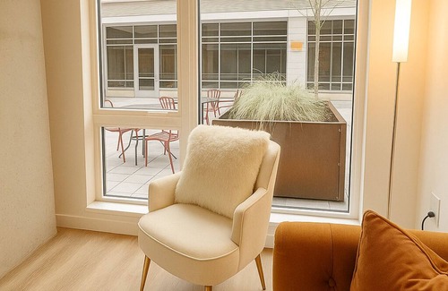 Downtown Sacramento Apartment | Luxury Apartment Steps from DOCO + Golden 1 + Private Patio Entry + DEN