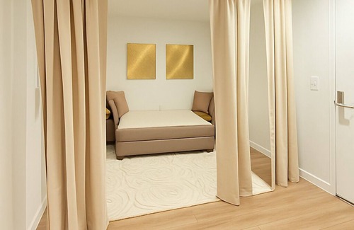 Downtown Sacramento Apartment | Luxury Apartment Steps from DOCO + Golden 1 + Private Patio Entry + DEN