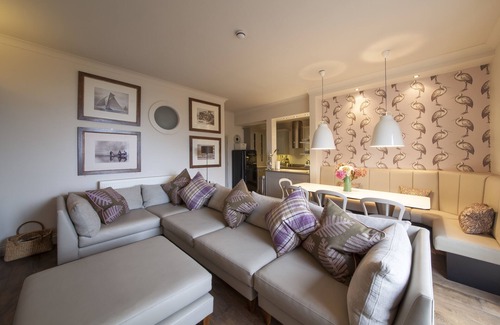Salcombe Apartment | Luxury Apartment with outdoor pool! (open summer months only)