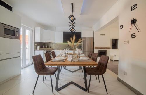 Srinjine Apartment | Luxury apartment with pool-The Box